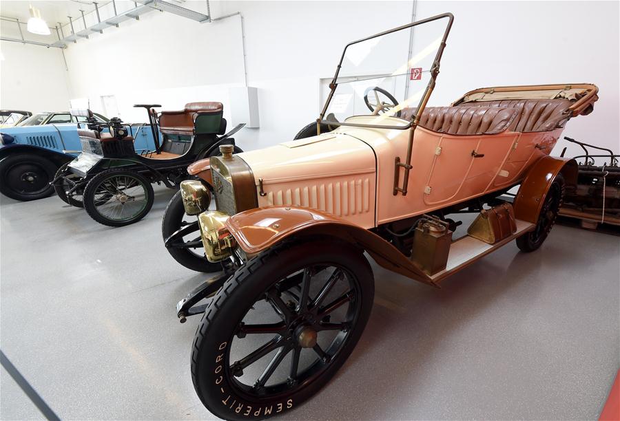 Vehículos clásicos exhibidos en Viena, Austria