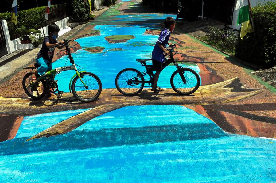 Indonesia: Pinturas tridimensionales en un camino peatonal en Yakarta