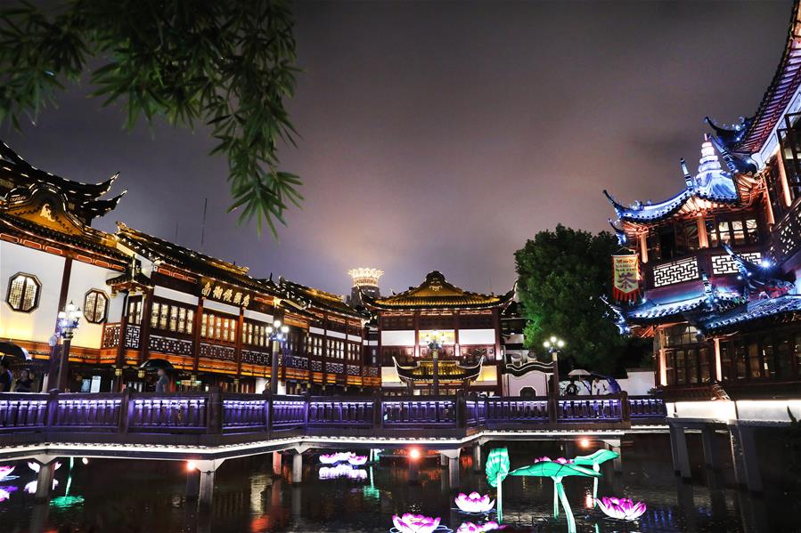 Vista nocturna del Jardín Yuyuan en Shanghai