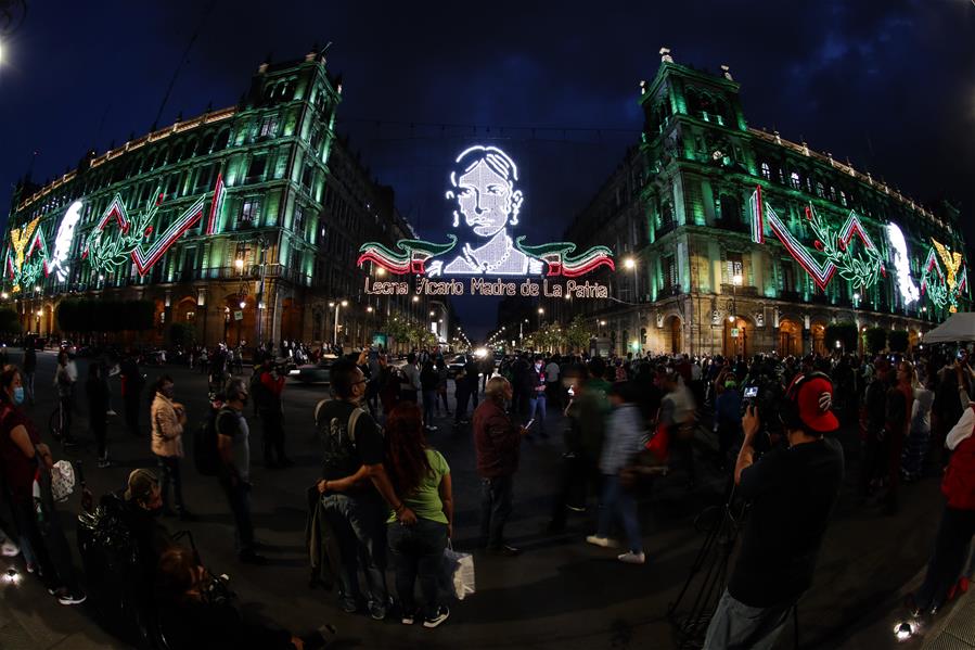 Alumbrado decorativo con motivo del 210 aniversario de la Independencia de México