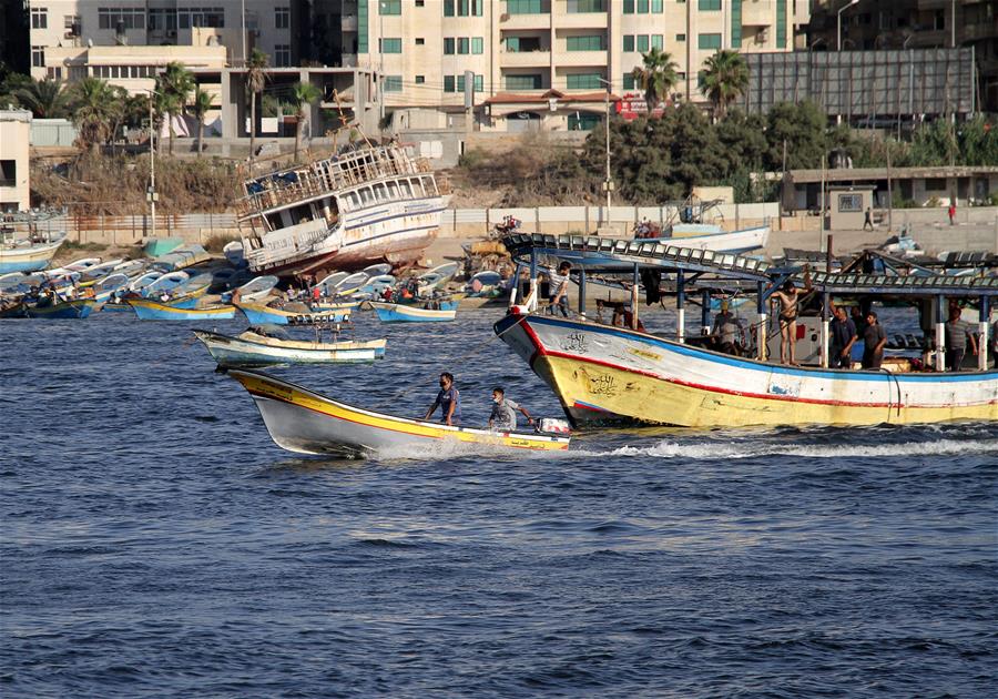 Pescadores palestinos van a pescar en botes en Ciudad de Gaza