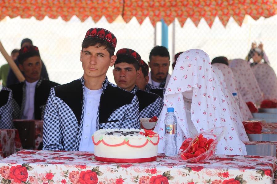 Ceremonia de boda grupal con participación de 44 parejas en Jawzjan, Afganistán