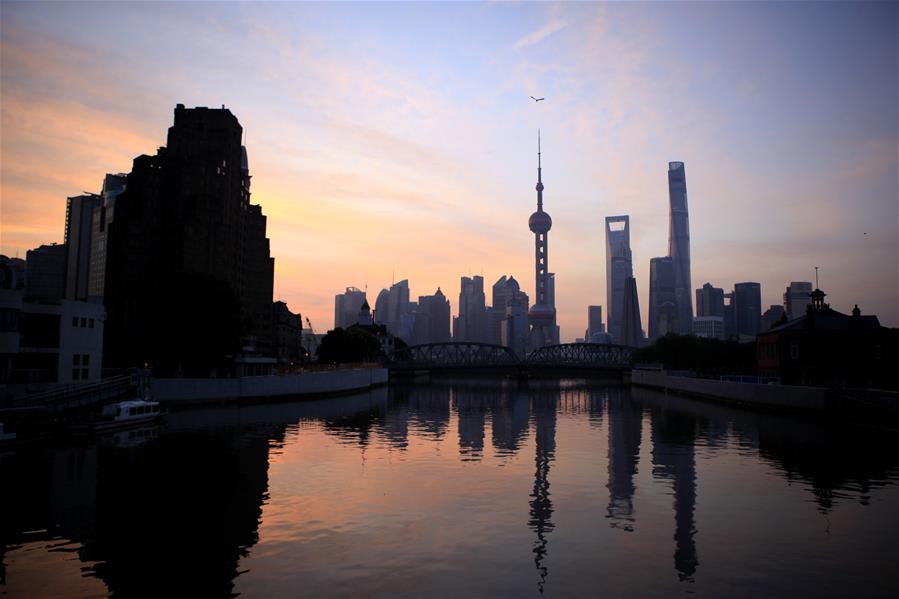 Imagen del Bund al amanecer en Shanghai