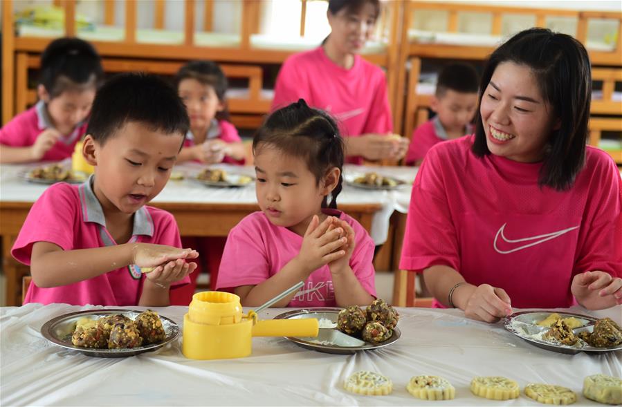 Hebei: Niños elaboran pasteles de luna para celebrar próximo Festival del Medio Otoño