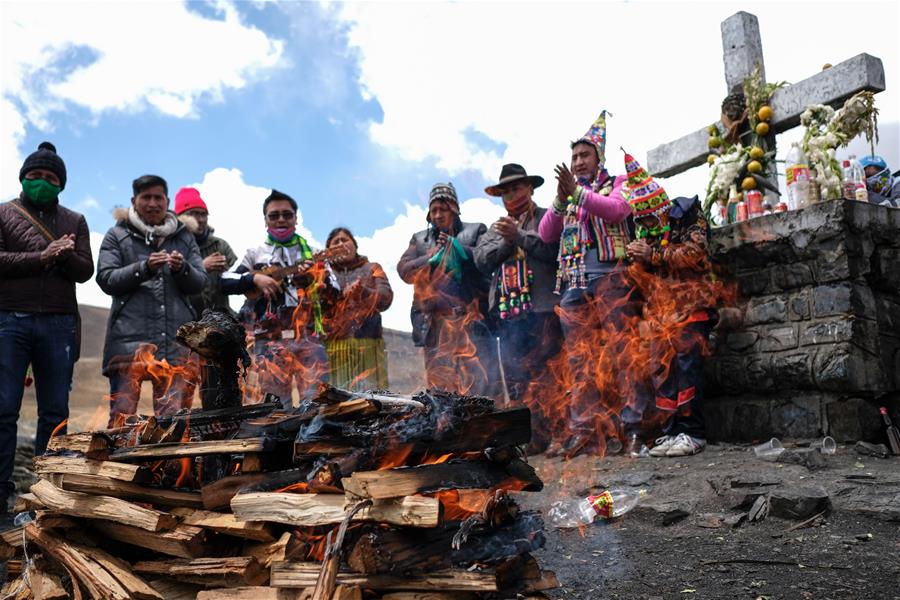 Personas participan en ceremonia de "Killa Raymi" en Bolivia