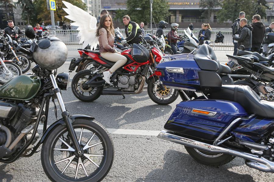 Varios miles de motociclistas participan en un rally en Moscú