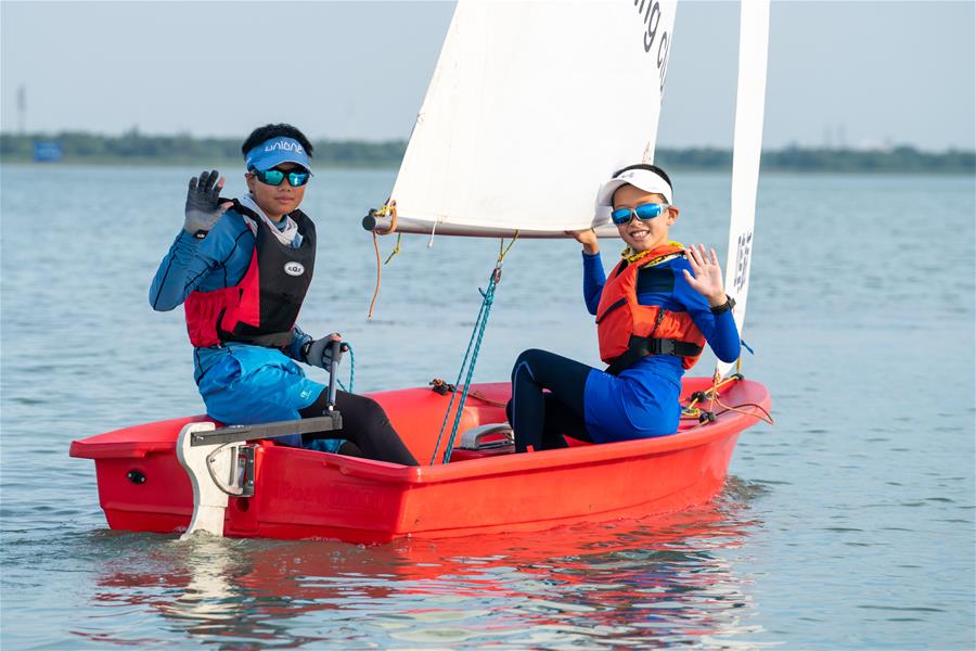 Estudiantes practican a navegar en el lago Taihu, Jiangsu