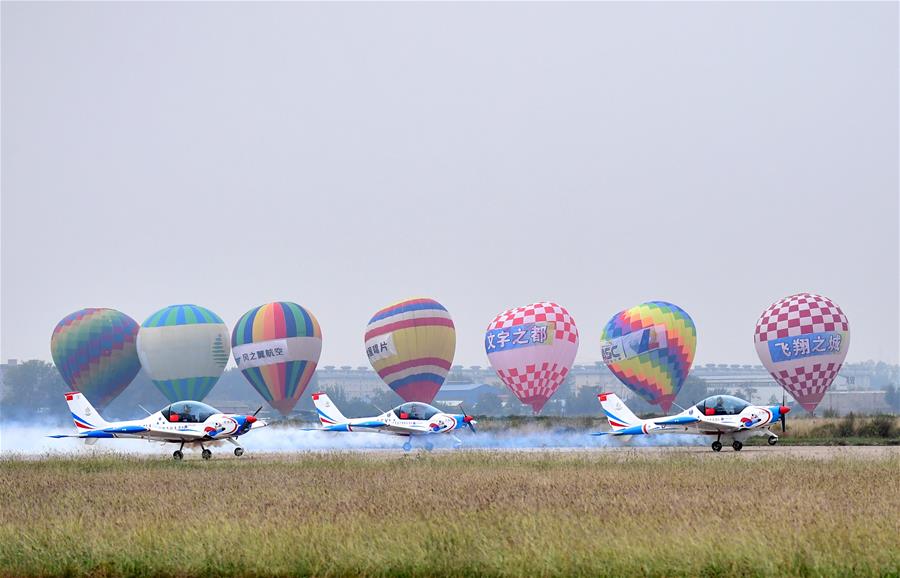 Inauguración del 12 Festival de Turismo y Cultura de Deportes Aéreos en Anyang, Henan