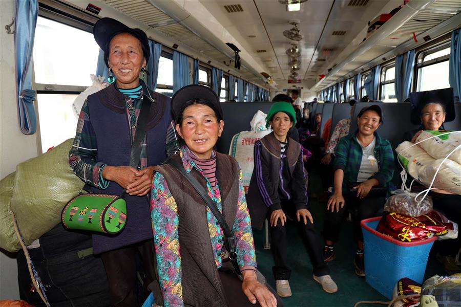 Tren brinda esperanza de liberarse de pobreza a residentes en áreas montañosas remotas