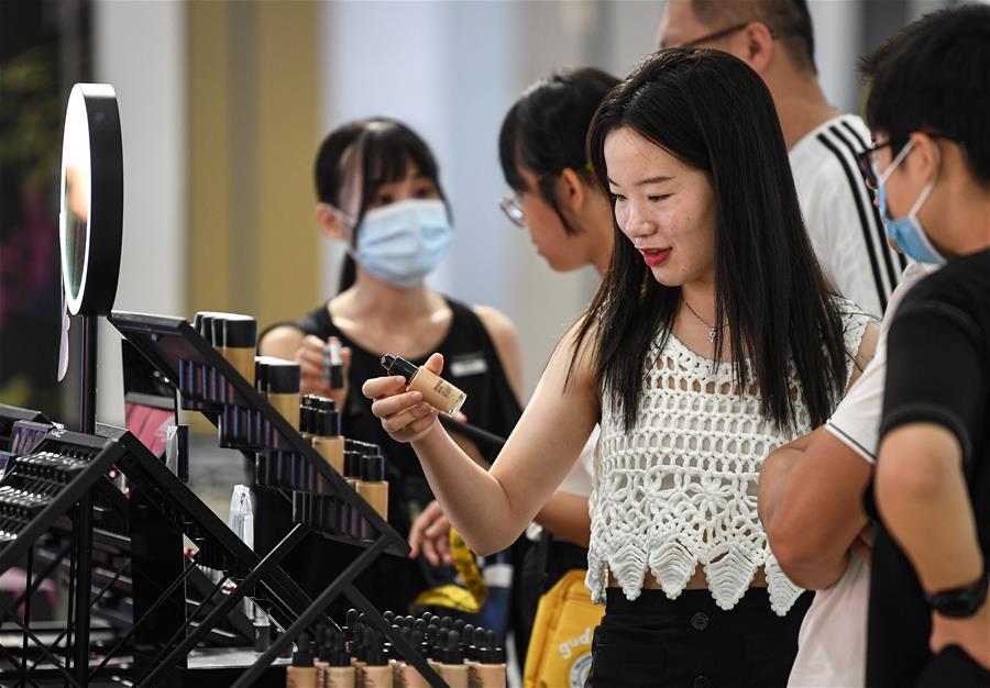 Hainan: Clientes hacen compras en centro comercial libre de impuestos en Haikou