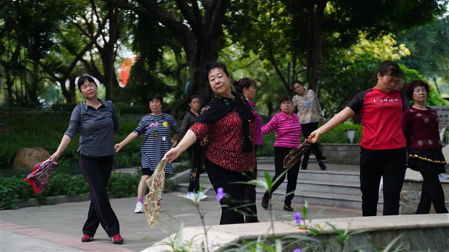 Ciudadanos se ejercitan en parque Nanhu en Nanning, Guangxi