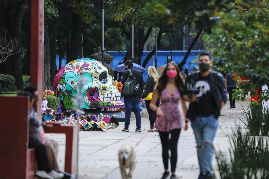 Exposición de arte urbano Mexicráneos para promover tradición del Día de Muertos en Ciudad de México