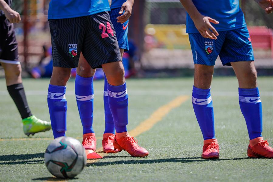 Integrantes del Club Deportivo Muxes participan en entrenamiento en la Ciudad de México