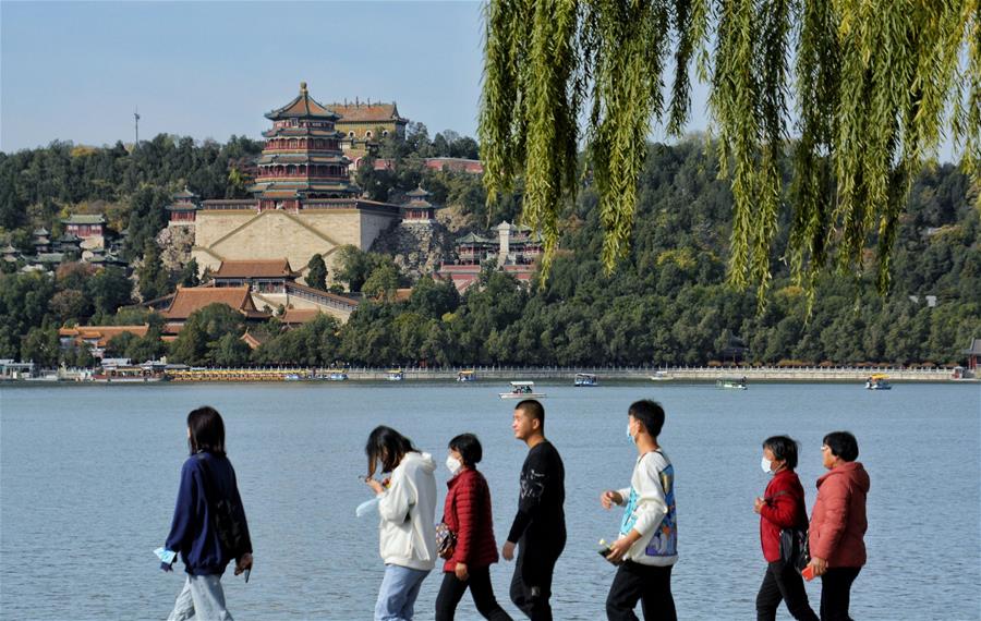 Turistas disfrutan del paisaje de otoño en Palacio de Verano en Beijing