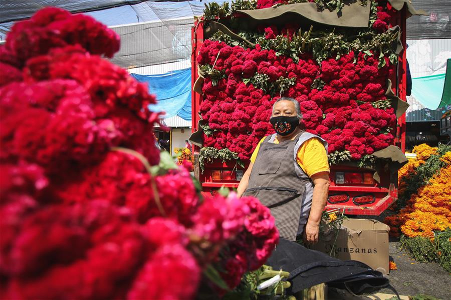 México: Vendedores y floricultores de cempasúchil antes de fiesta del Día de los Muertos