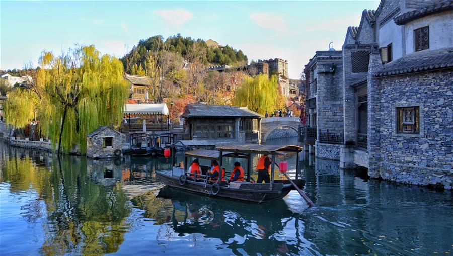 Paisaje otoñal en poblado fluvial de Gubei en Beijing
