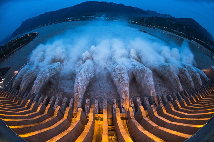 Vista aérea de agua brotando de la presa de las Tres Gargantas en Hubei