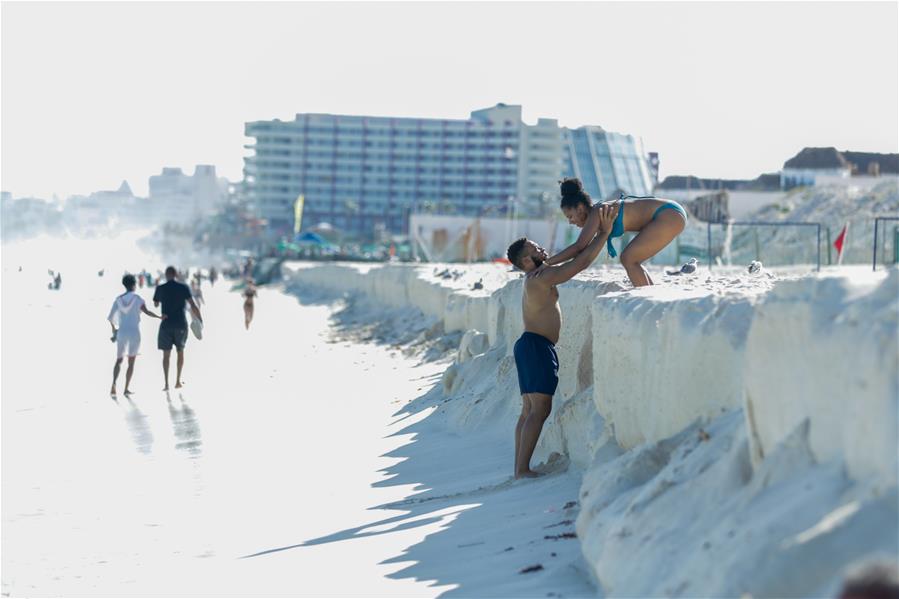 Escalón formado en arena junto a playa en Cancún, México