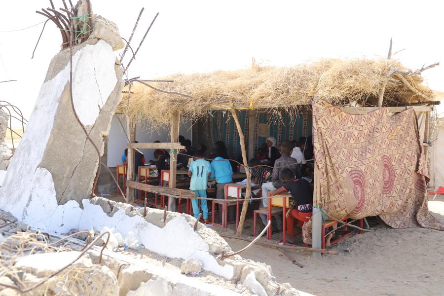 Yemen: Alumnos estudian en choza