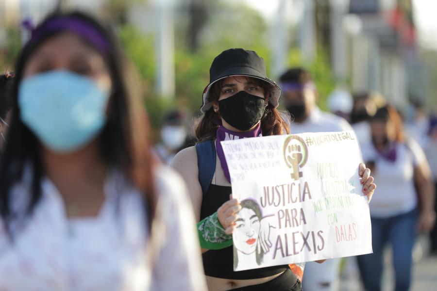 Mujeres marchan contra violencia hacia mujeres y feminicidios en México