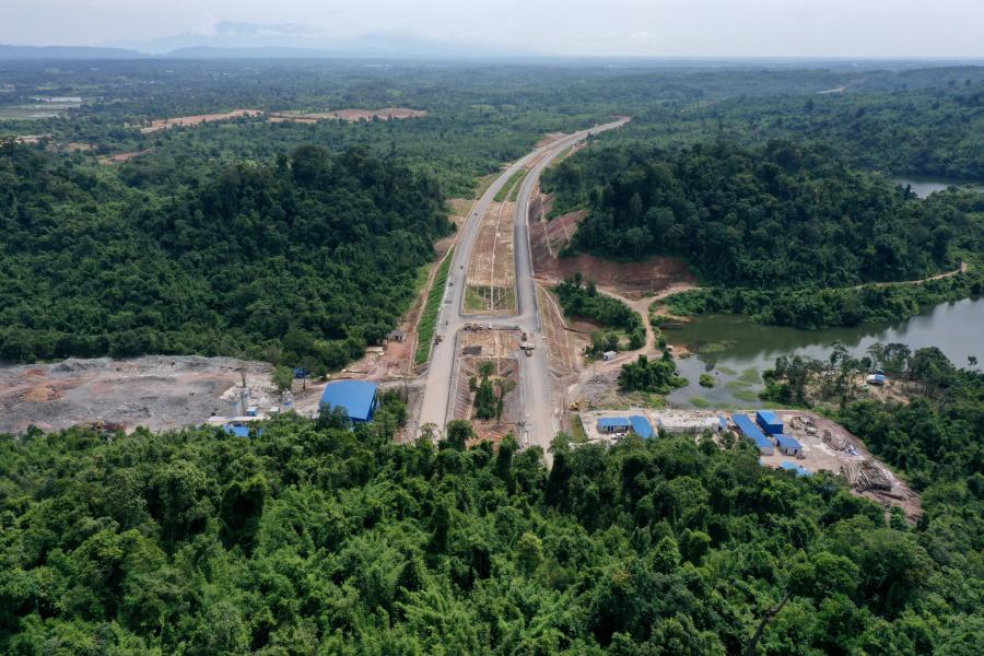 Vista aérea de la sección Vientián-Vangvieng de la autopista China-Laos en construcción
