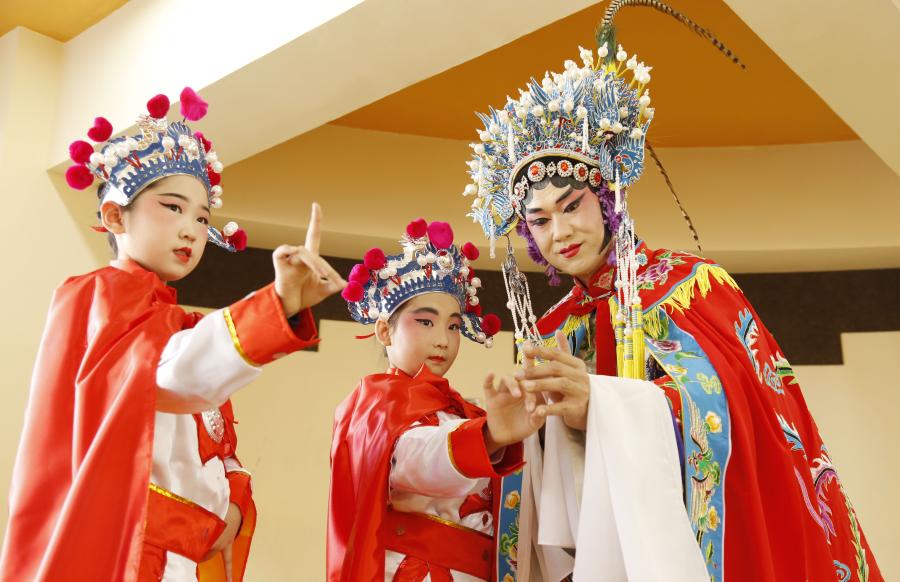 Cursos de ópera tradicional china en escuela primaria en Hebei