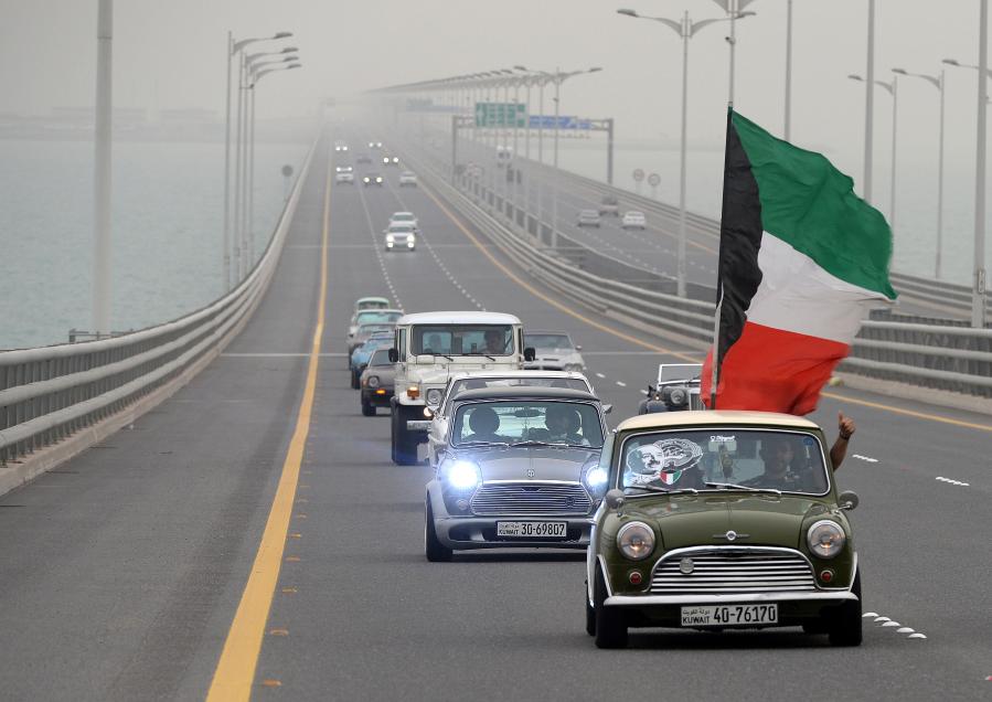 Personas manejan automóviles clásicos durante una gira en la Ciudad de Kuwait