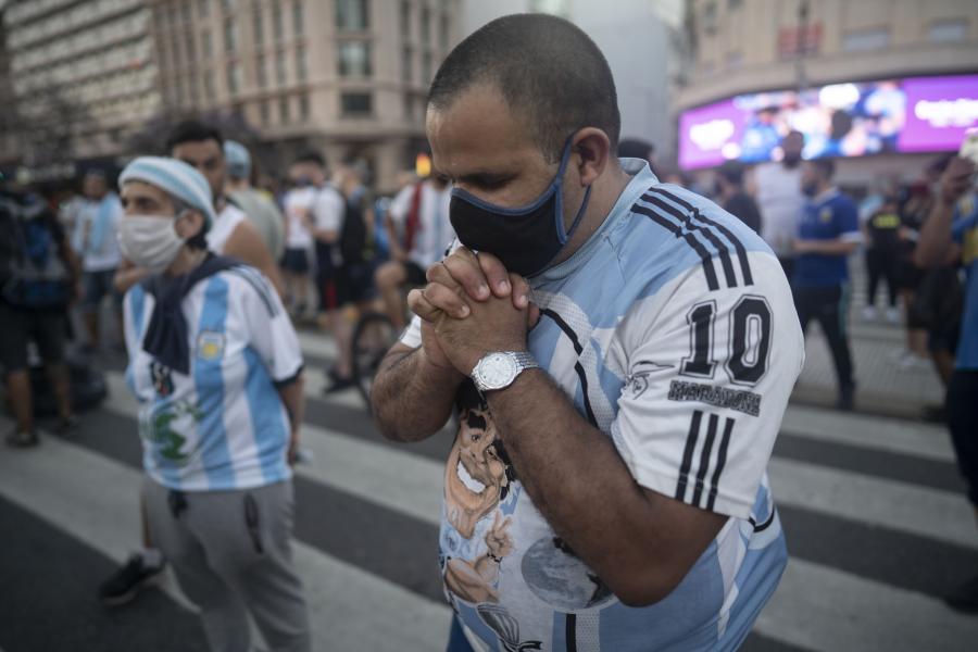 ESPECIAL: Fanáticos despiden a Maradona en el Obelisco
