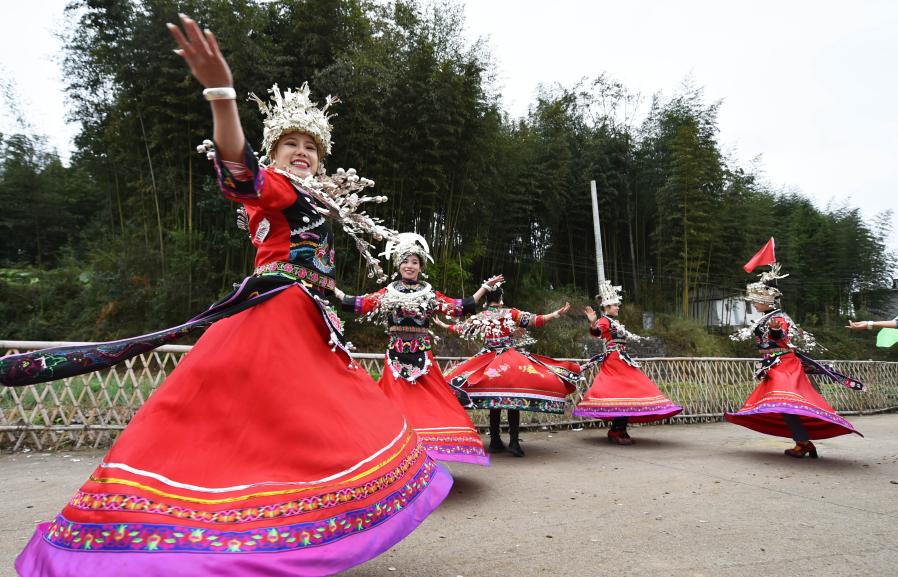 Personas celebran actividad folclórica con temática de dragón en Tongren, Guizhou
