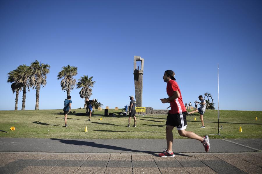 Personas realizan ejercicio en Montevideo, Uruguay