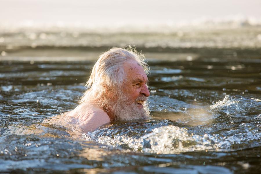 Personas realizan nado de invierno a las afueras de Moscú, Rusia