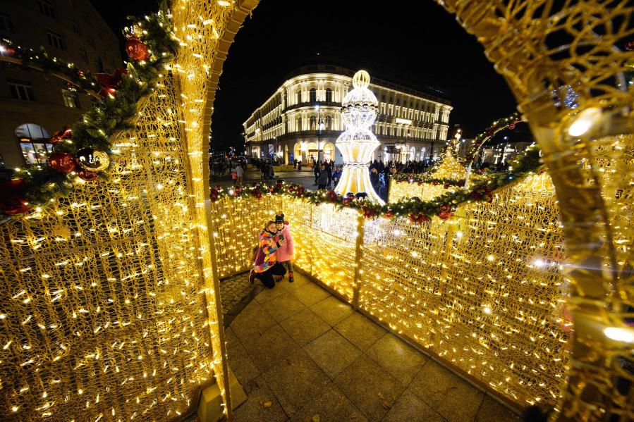 Polonia: Instalaciones navideñas iluminadas en Varsovia