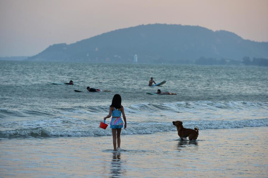 Tailandia: Turistas se divierten en playa Hua Hin