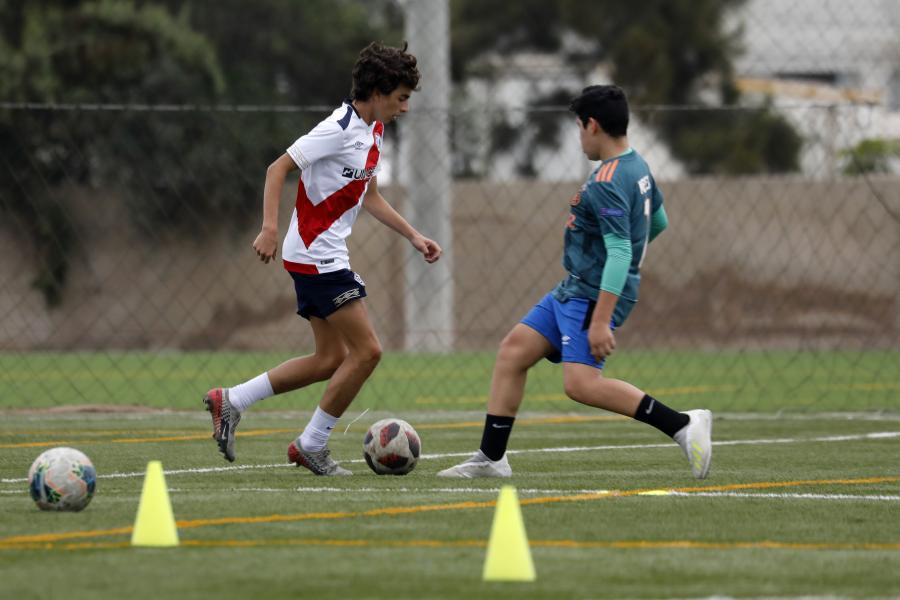 Jóvenes participan en sesión de entrenamiento de fútbol en Lima, Perú