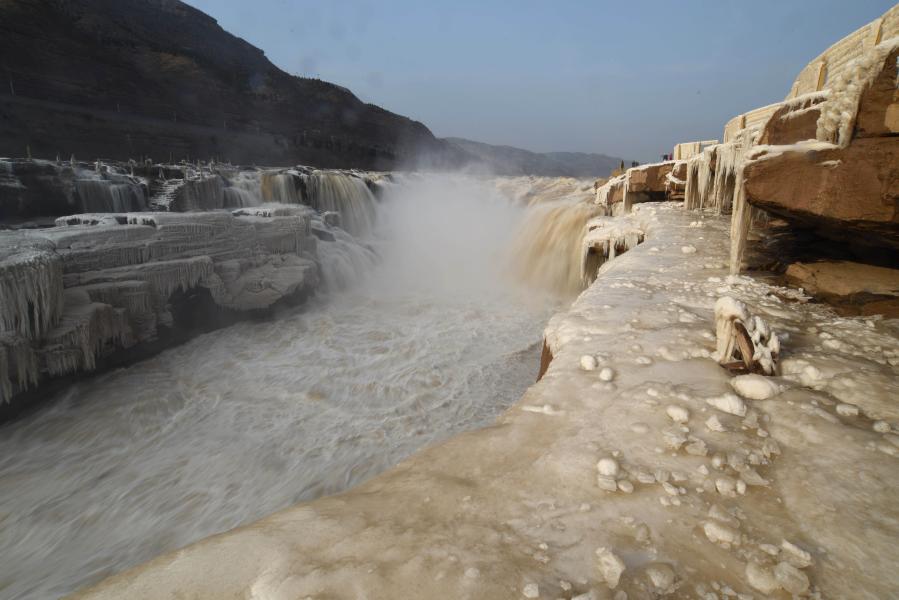 Paisaje de invierno de cascada Hukou en Shanxi
