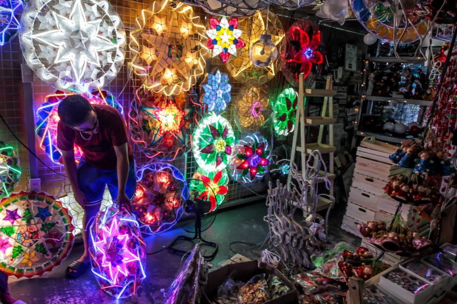 Decoraciones navideñas en un mercado en Filipinas