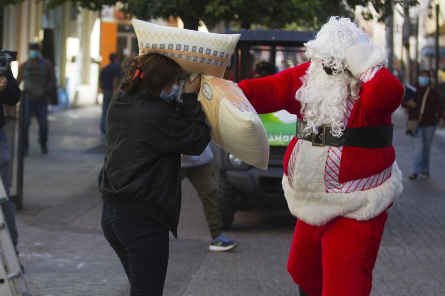 Honduras: Hombre caracterizado como "Santa Claus" juega con mujer a pegarse con almohadas