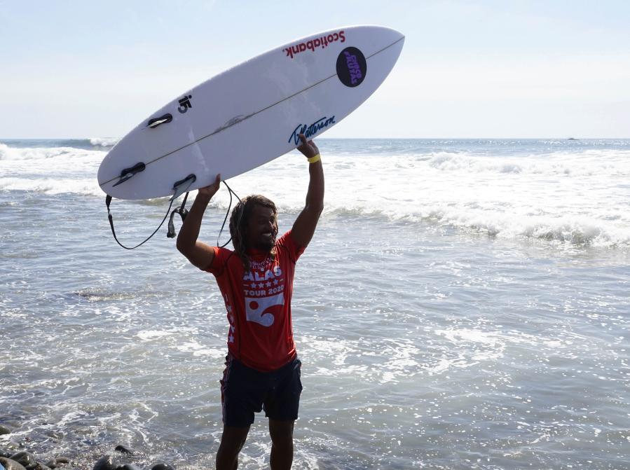 Carlos Muñoz gana la final del campeonato de surf "Surf City El Salvador Alas Latin Pro 2020"