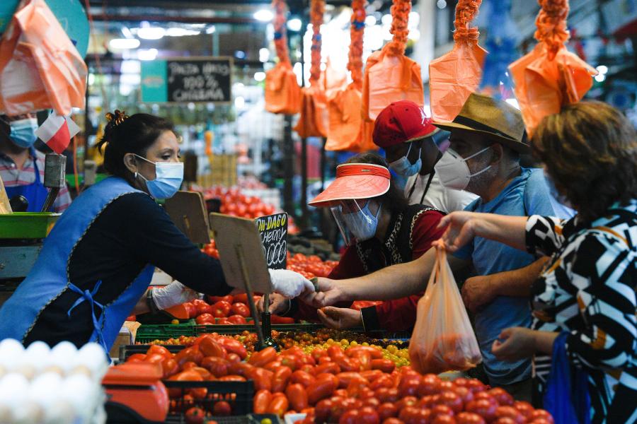 Personas realizan compras en mercado en Santiago, Chile