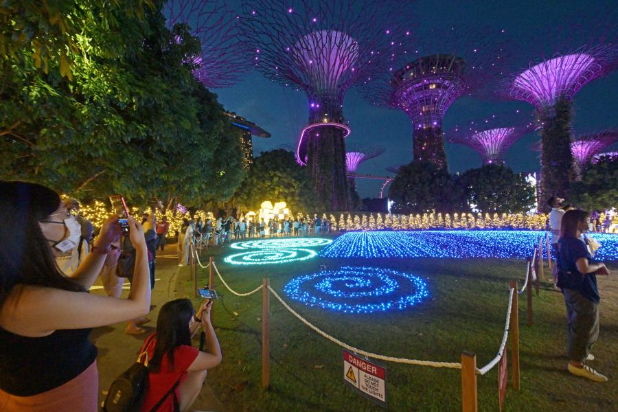 Personas visitan "Mundo Maravilloso de Navidad" en Singapur