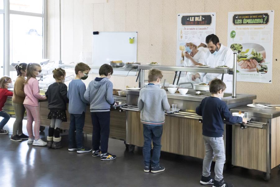 Chef con una estrella Michelin prepara almuerzo en escuela en Biot, Francia