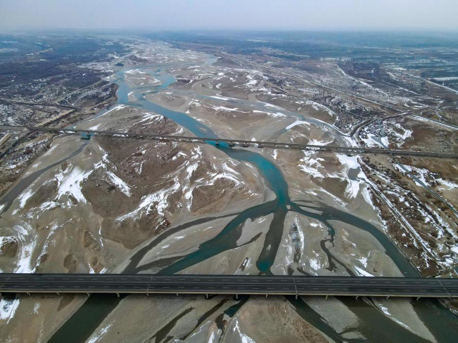 Xinjiang: Vista aérea del paisaje invernal del río Yarkant