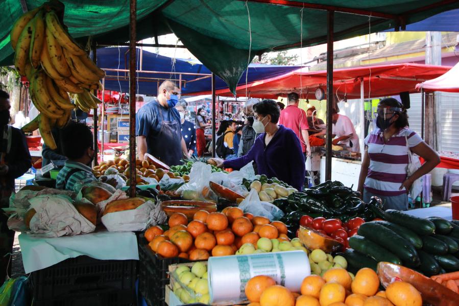 Personas realizan compras en un mercado en Tlalnepantla, México