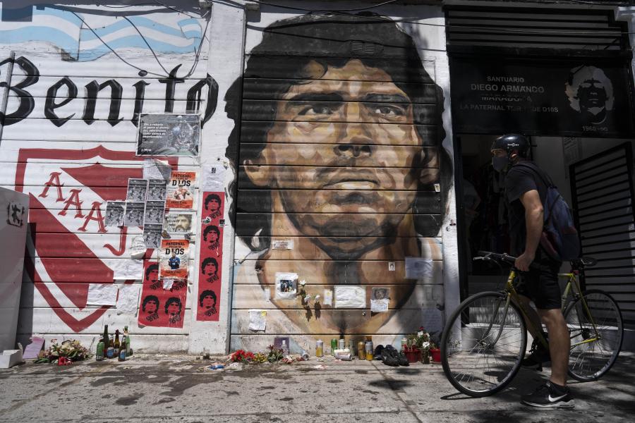 ESPECIAL: Santuario de Maradona en club Argentinos recibe visitas de fanáticos