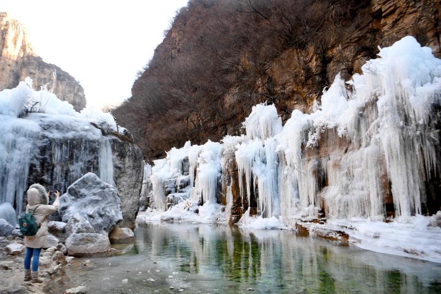 Cascadas congeladas en punto escénico de la montaña Yuntai en Henan