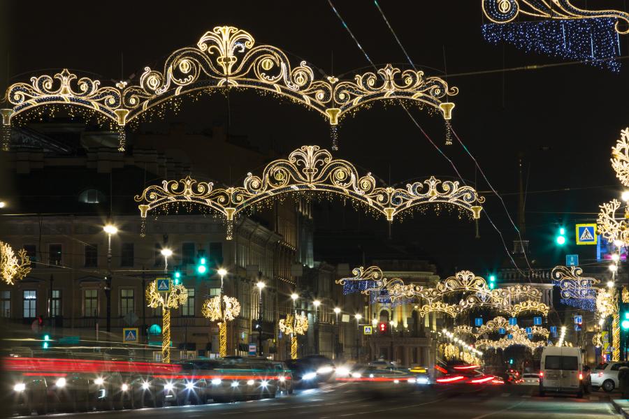 Decoraciones y luces navideñas en San Petersburgo, Rusia