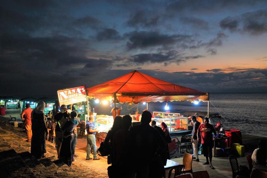 Personas visitan mercado nocturno en Galle Face Green en Sri Lanka