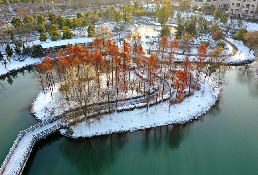 Paisaje nevado en un parque en Chuzhou, Anhui