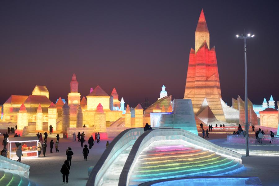 Turistas visitan el Mundo de Hielo y Nieve de Harbin