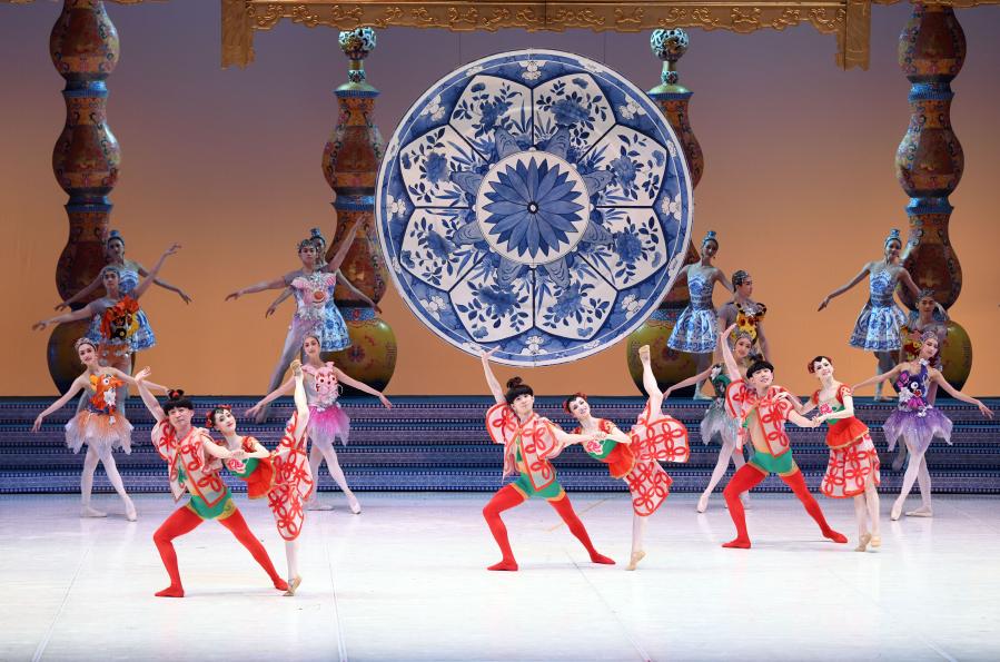 Artistas interpretan ballet "El Año Nuevo Chino" en Teatro Tianqiao de Beijing